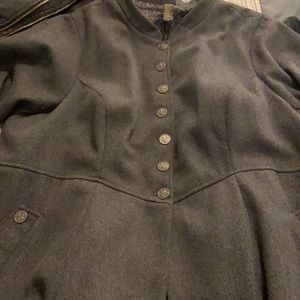 Torrid picture is double buttons but this jacket is single row, no zipper